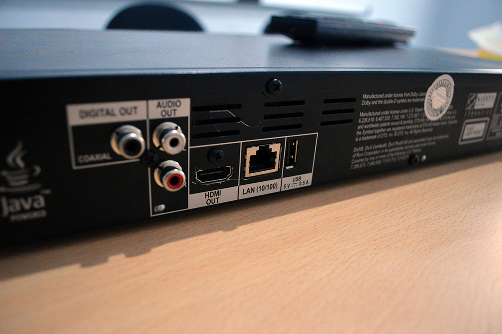 Meskipun ada built-in Wi-Fi, BDP-160 tetap menyediakan koneksi LAN