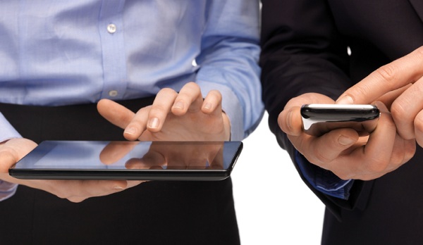 holding-tablets-smartphone