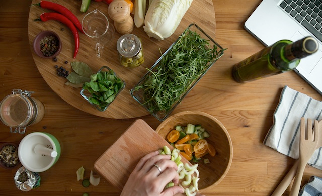 Hasil gambar untuk belajar masak dengan buku resep makanan