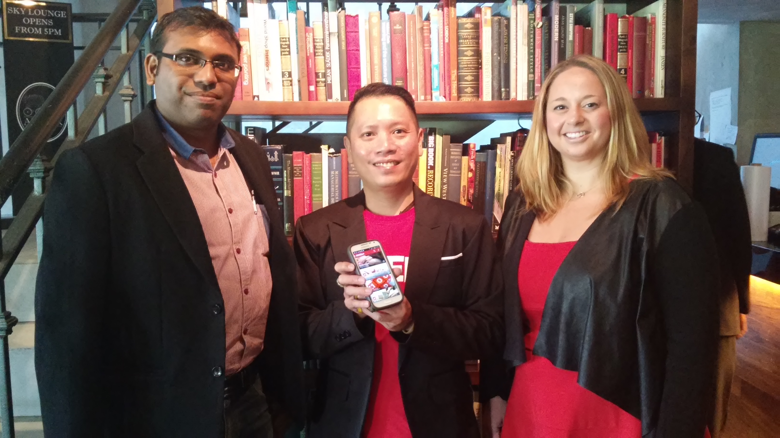 Commercial Director Guvera Indonesia Shri Prabu Adityawarman, Marketing & Operational Director Guvera Indonesia Onny Robbert, dan Head of Commercial Guvera Asia Jennifer Tallarti saat menjelaskan rencana Guvera ke depan di Indonesia / DailySocial