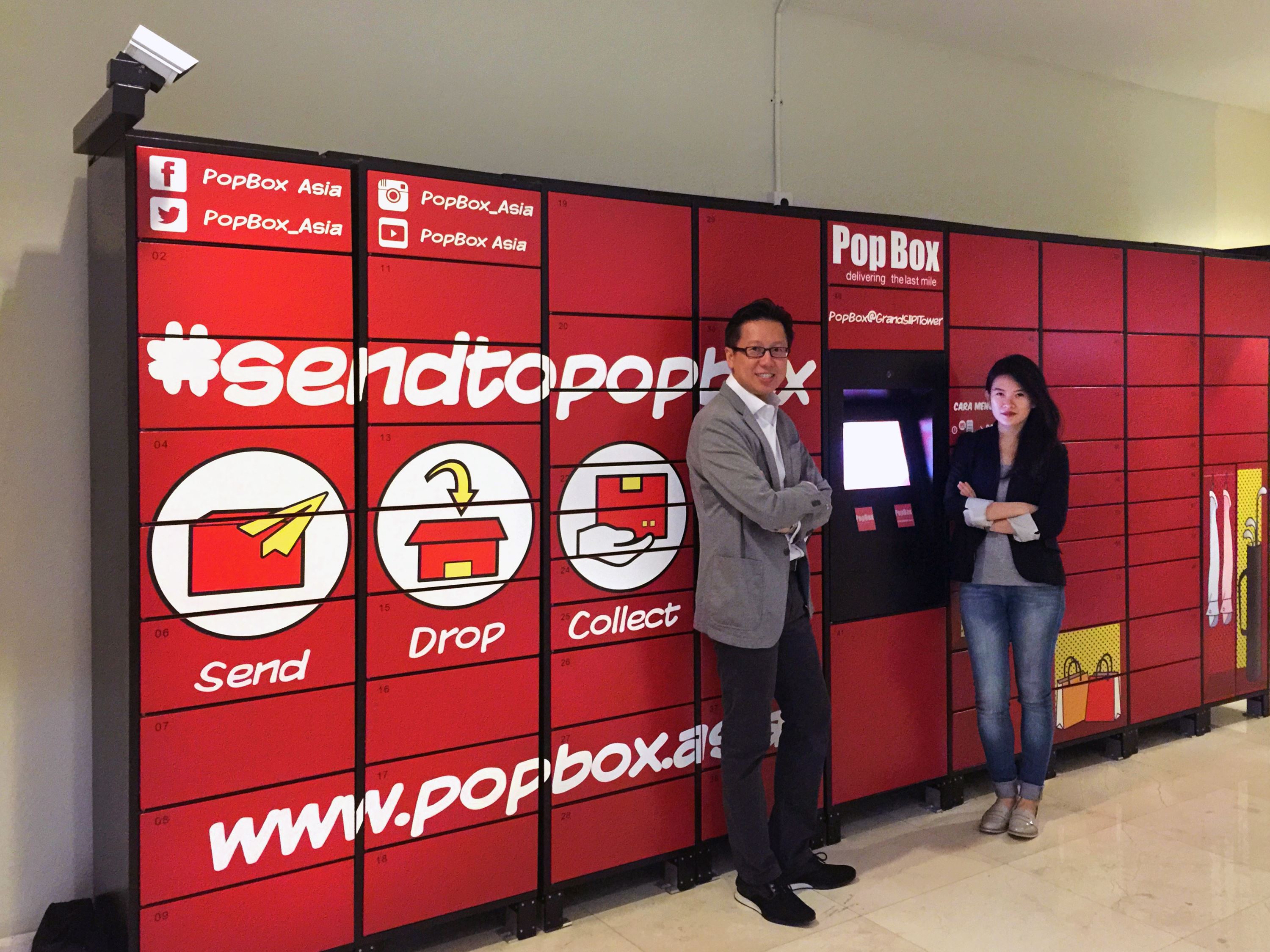 CEO PT. PopBox Asia Services dan COO PT PopBox Asia Services di depan Smart Locker PopBox / DailySocial