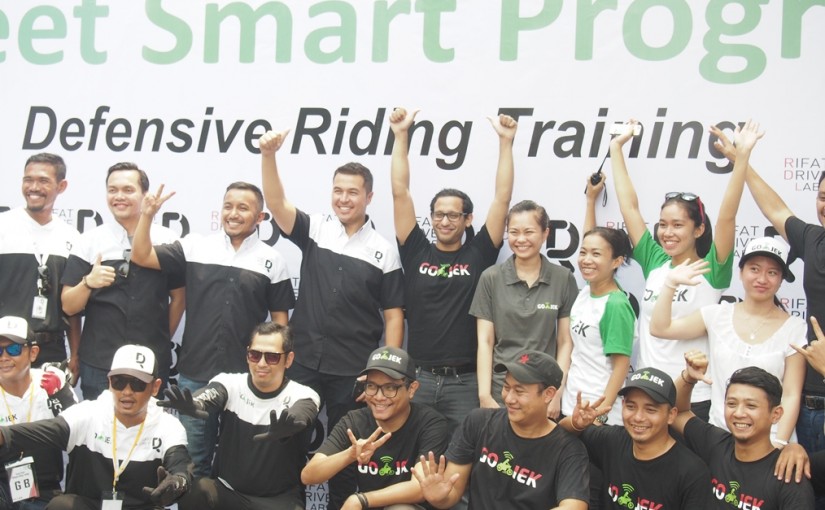 Terapkan Safety dan Defensive Driving, Go-Jek Gandeng Pembalap Rifat Sungkar