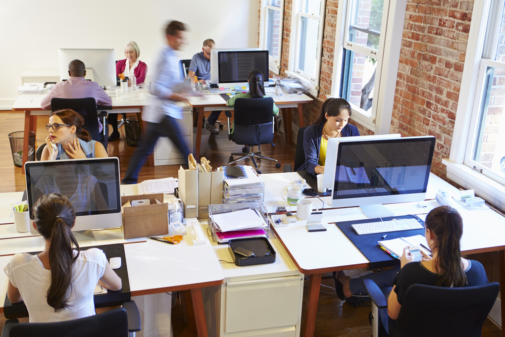 Beberapa faktor yang menejadi pendorong kenyamaan kerja karyawan di kantor / Shutterstock