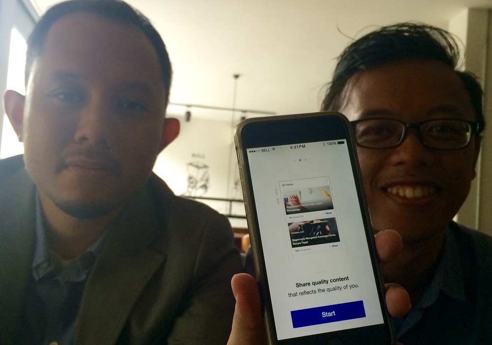 Country Director Amplifia Harya Bimo dan CTO Amplifia Bukhori Muhammad Aqid menunjukkan contoh aplikasi mobile Amplifia di platform iOS / DailySocial