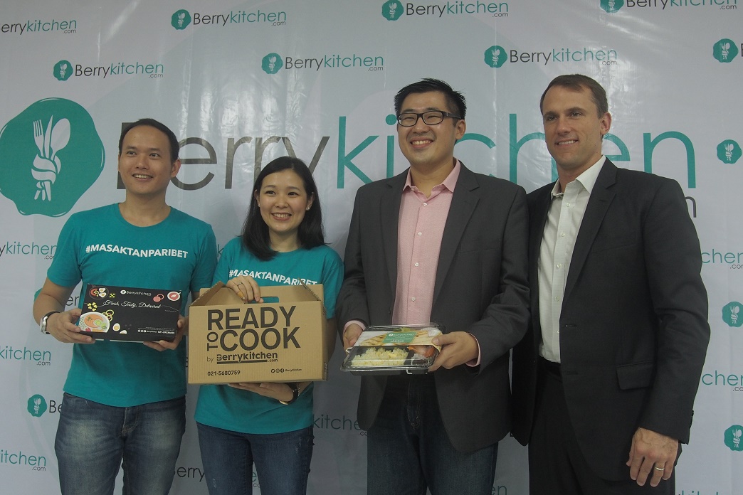 CEO Cythia Tenggara, COO Ivan De Putra, David Tjokro dari Sovereign Capital di peresmian dapur baru Berrykitchen / Shutterstock