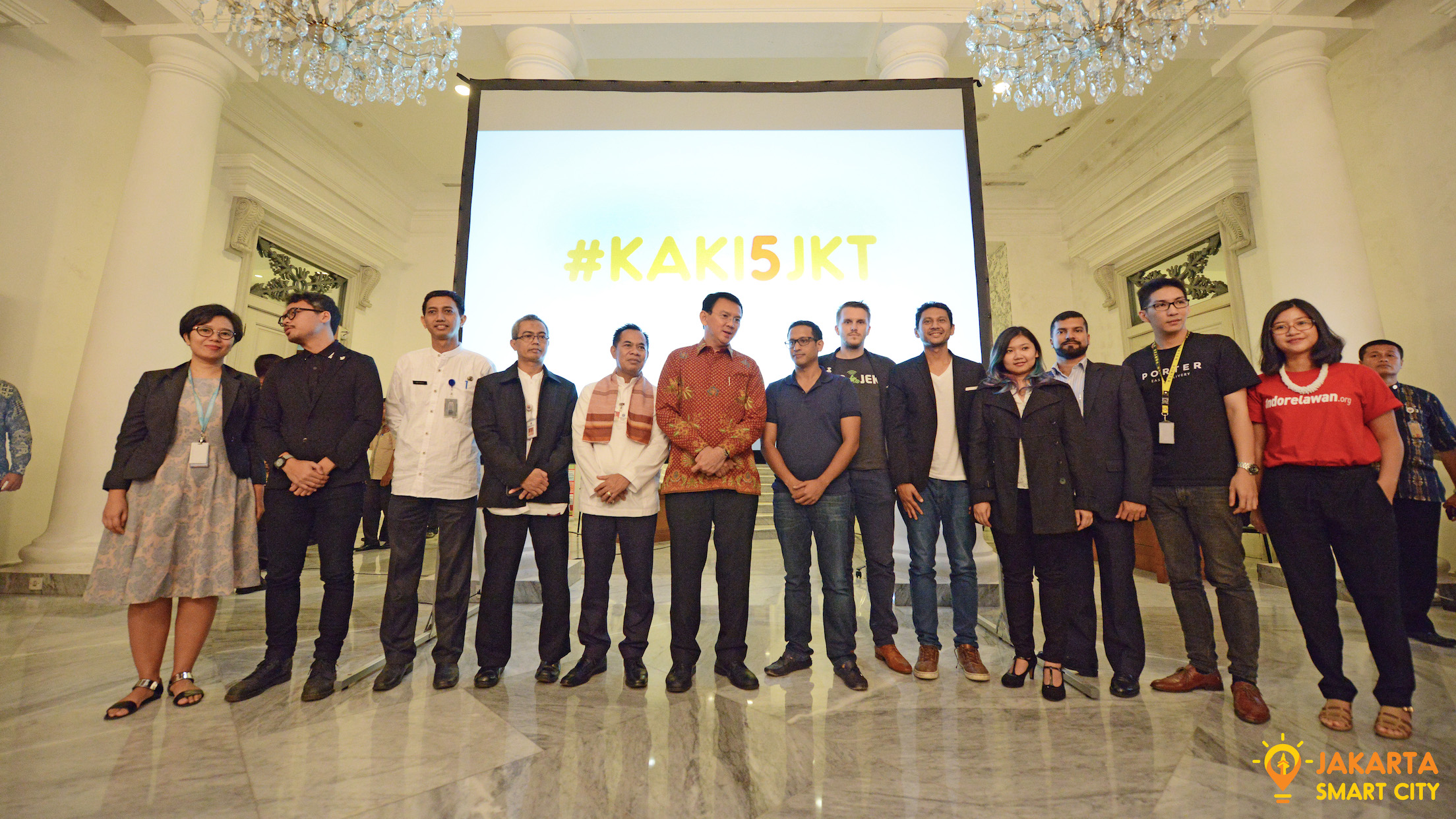 Gubernur Provinsi DKI Jakarta Basuki Tjahaja Purnama bersama pelaku startup dan komunitas di acara peresmian KAKI5JKT / UP Jakarta Smart City