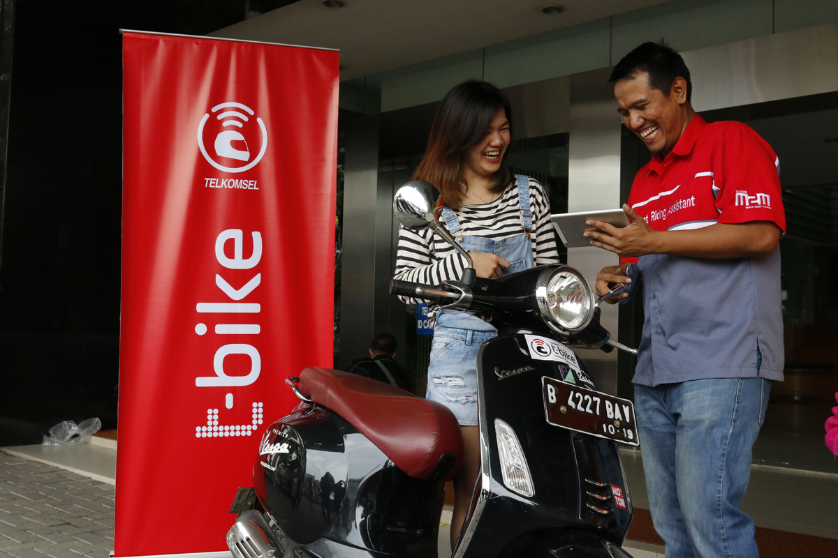 General Manager M2M Operation Support Telkomsel Rio Novrianto menjelaskan sejumlah fitur unggulan aplikasi T-Bike kepada pengguna sepeda motor / Telkomsel