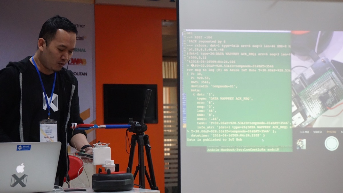 Andri Yadi menerangkan materi IoT dengan platform Azure / DycodeEdu