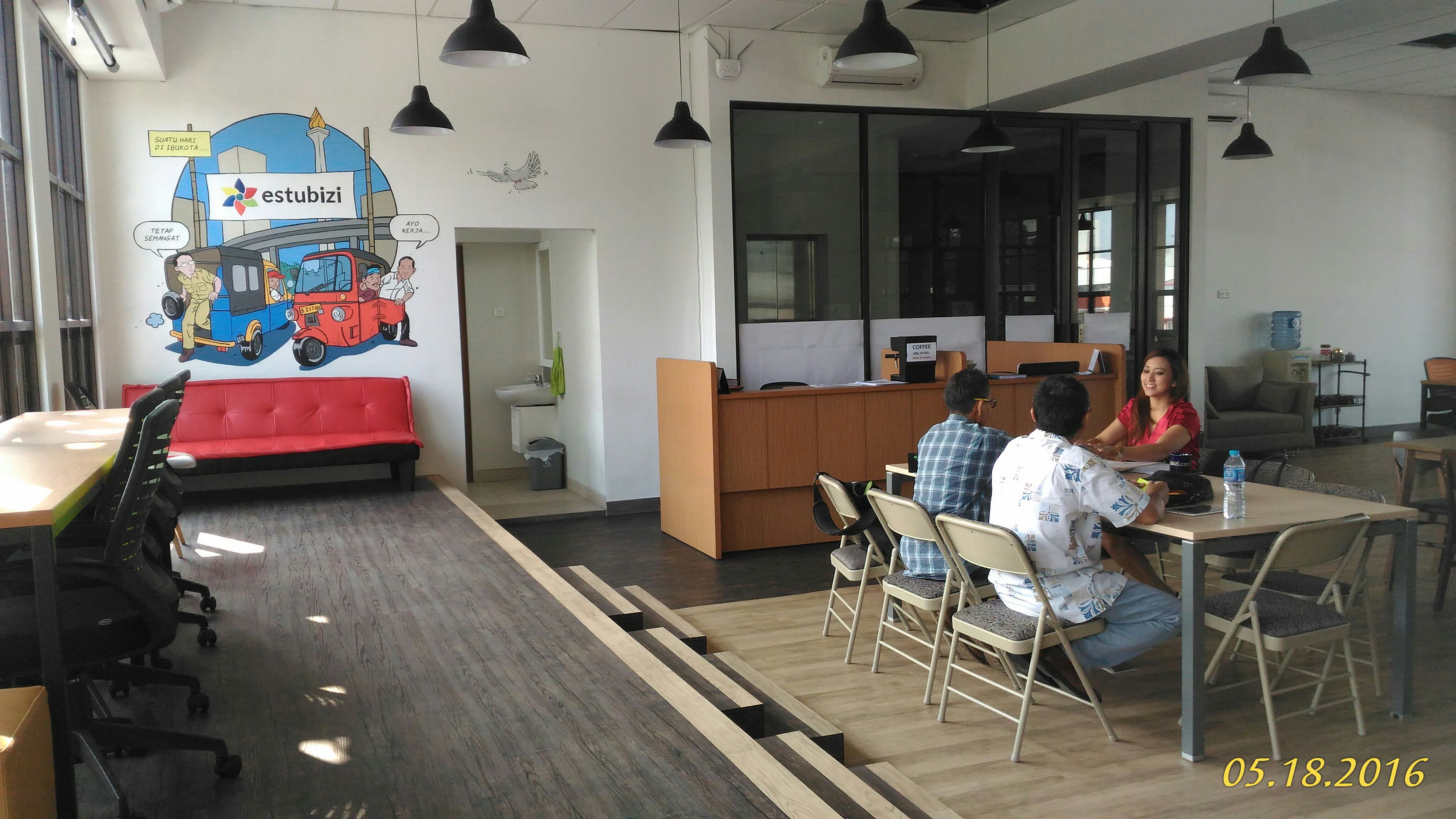 Estubizi Co-working Space berlokasi di Grha Tirtadi, Jalan Wolter Monginsidi, Kebayoran Baru, Jakarta / Estubizi