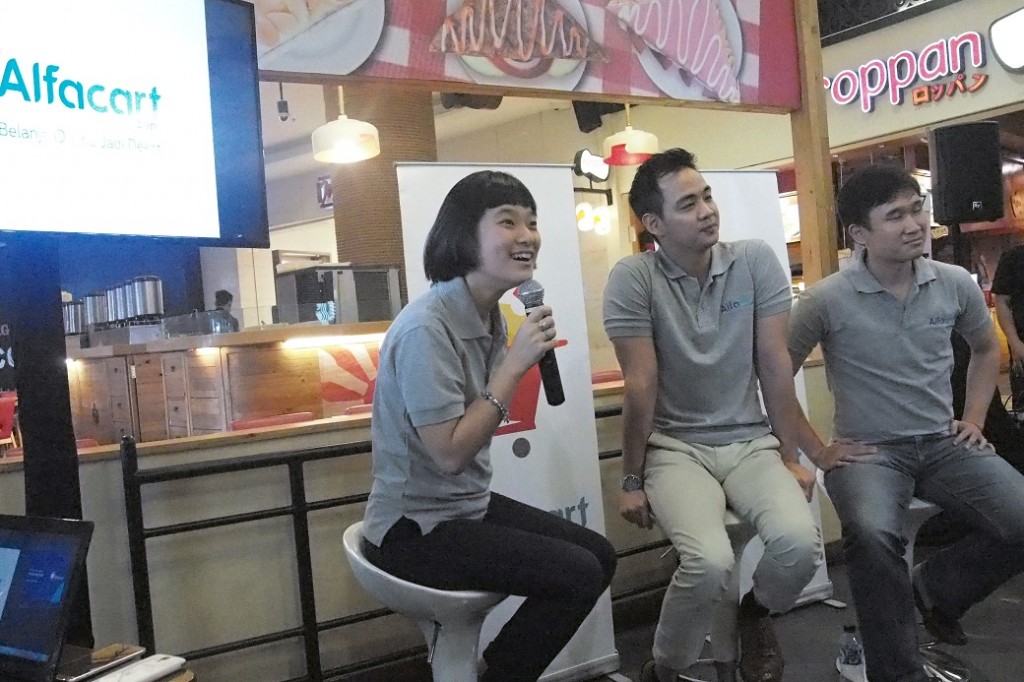 (Kiri) CEO Alfacart Catherine Hindra Sutjahyo dalam acara peluncuran Alfacart / DailySocial