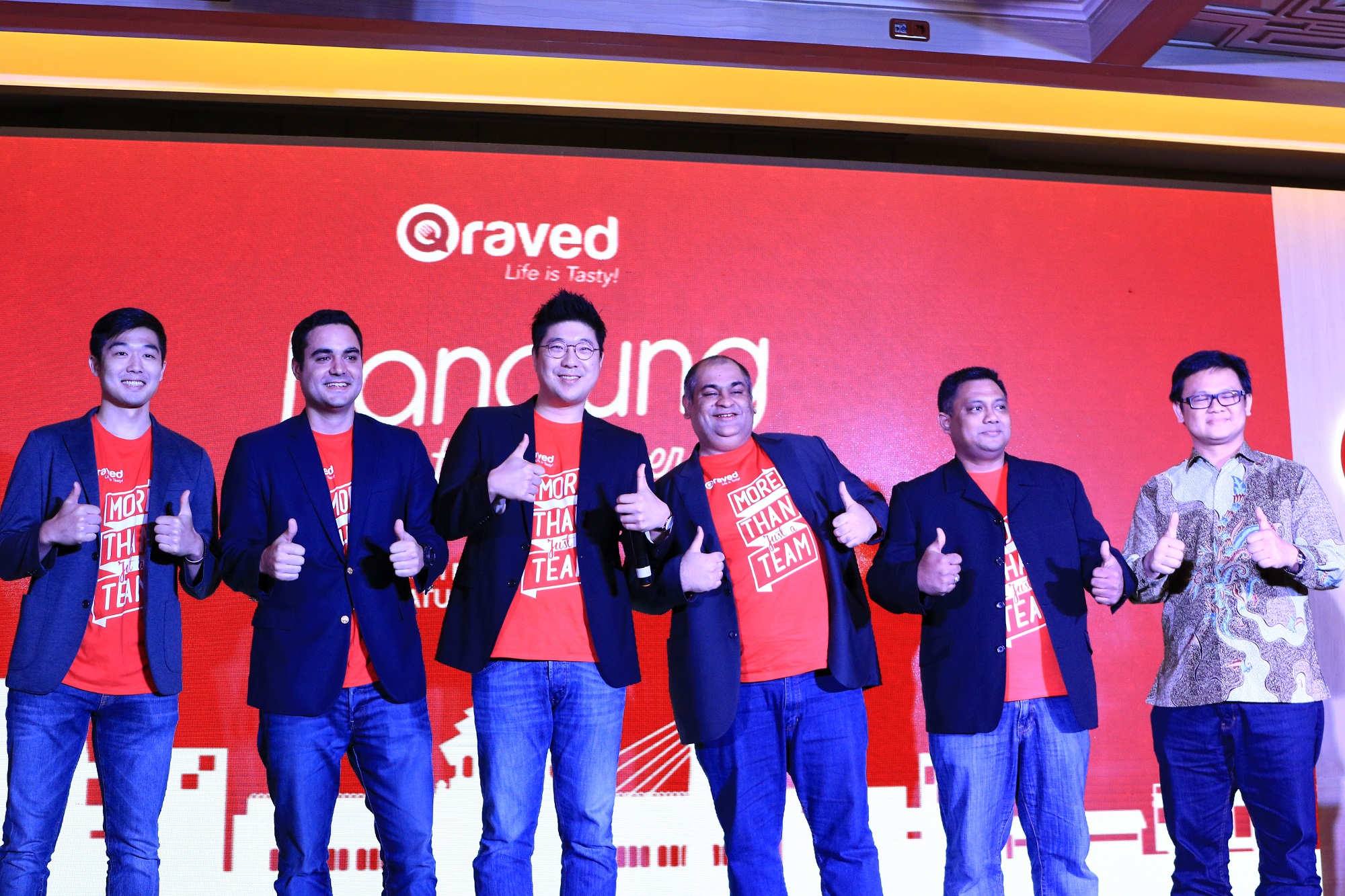 CEO Qraved Steven Kim (Tengah) bersama Jajaran Direktur Qraved ketika peresmian perluasan wilayah Qraved ke Bandung / DailySocial