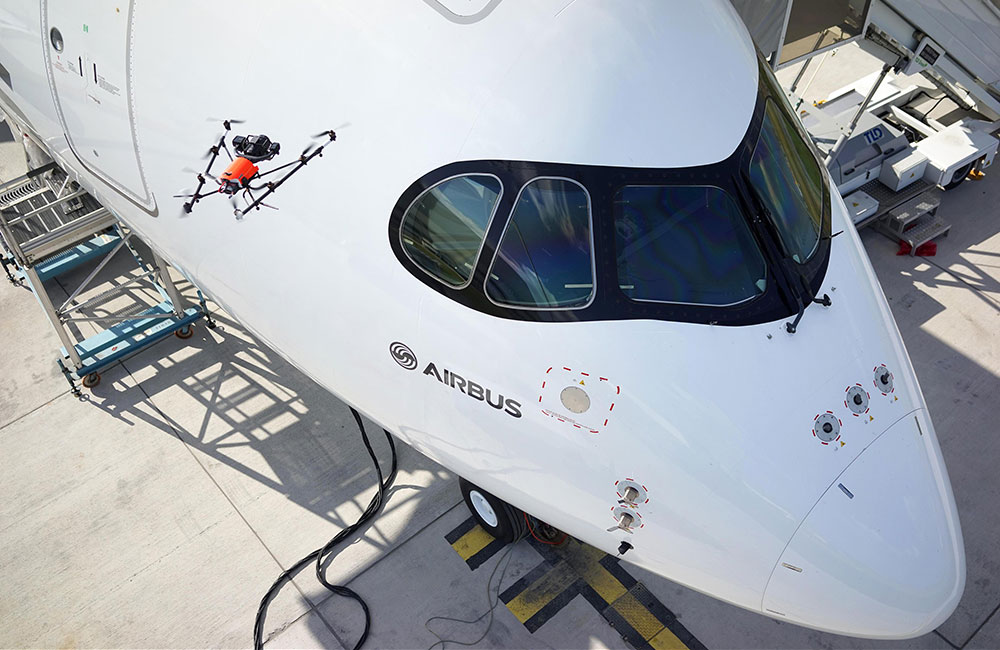 Pesawat Airbus A350 sedang diinspeksi menggunakan drone / Airbus