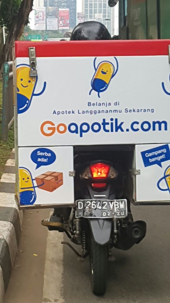 Armada GoApotik saat mengantar pesanan / DailySocial