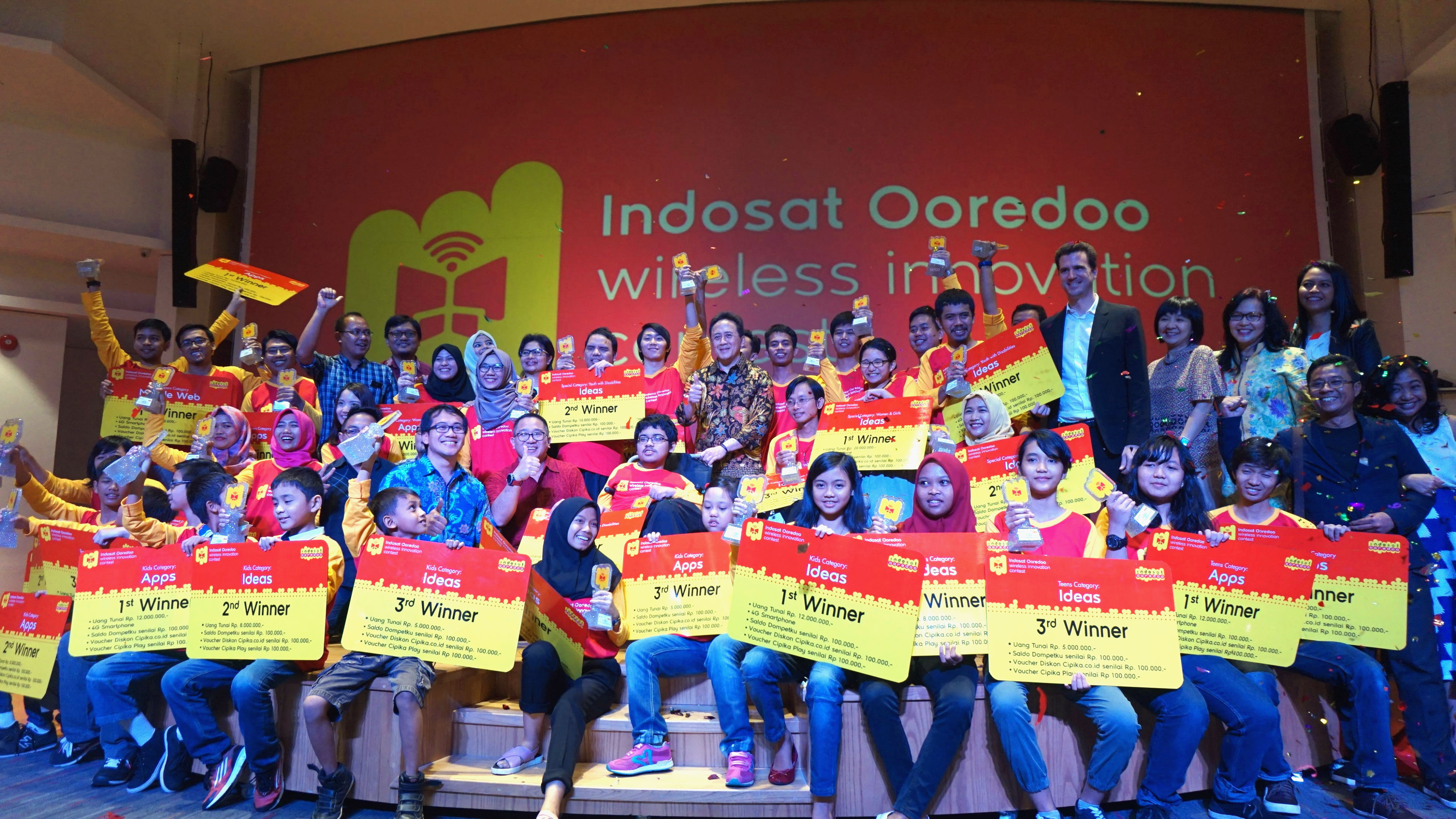 Seluruh pemenang IWIC 10 berfoto bersama dengan dewan juri IWIC / DailySocial