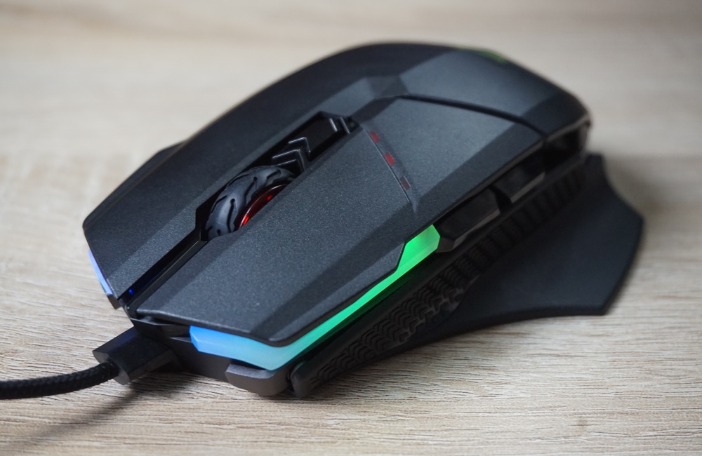 Mouse gaming MSI Clutch GM70 saat tersambung ke PC via kabel.