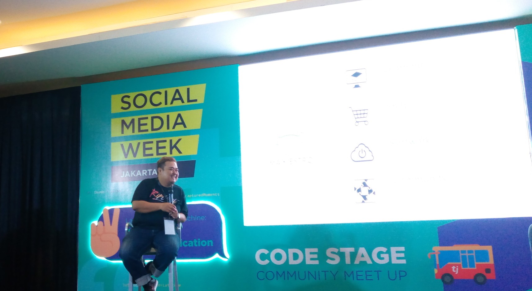 CMO DycodeX Dyan R Helmi saat mengisi sesi di Social Media Week Jakarta 2017 / DailySocial