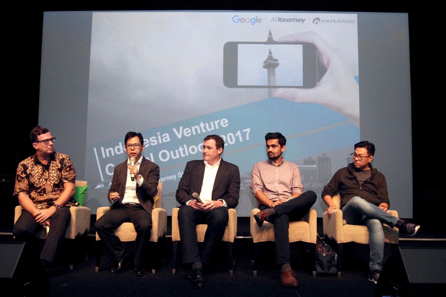(Ki-Ka) Alessandro Gazzini, Partner, A.T. Kearney, Henky Prihatna, Head of E-commerce, Google Indonesia, JP Ellis, Co-Founder & Group CEO, C88 Financial Technologies, Abheek Anand, Principal, Sequoia Capital, Willson Cuaca, Co-founder & Managing Partner, East Ventures berdiskusi / Google