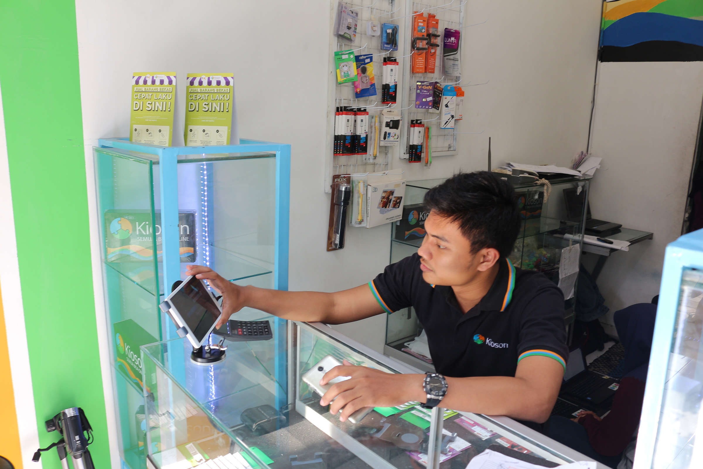 Salah satu contoh mitra Kioson di dalam gerainya / Kioson