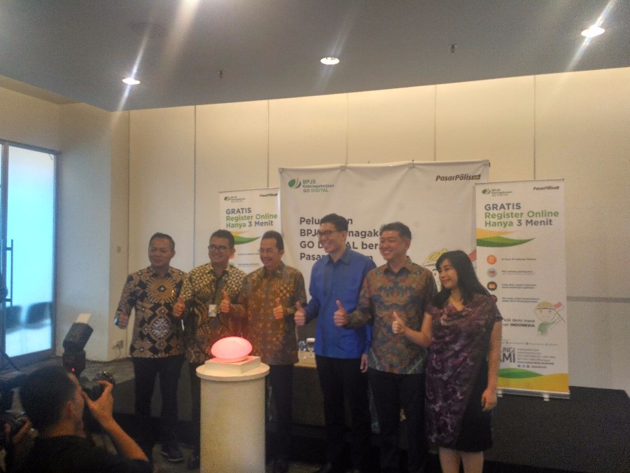 Cleosent Randing dari PasarPolis dan E Ilyas Lubis dari BPJS saat acara peresmian kerja sama / DailySocial