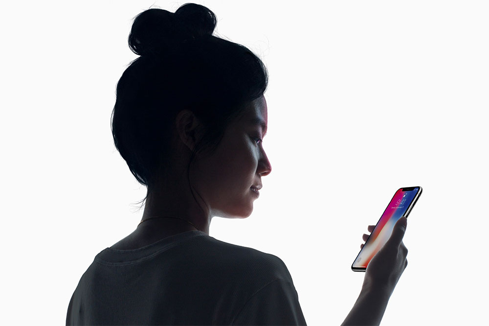 Ilustrasi penggunaan Face ID pada iPhone X / Apple