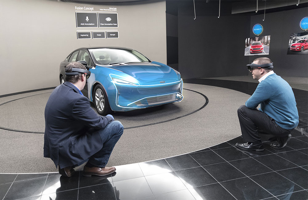 Berbagai iterasi desain dapat diproyeksikan di atas model fisik secara real-time dengan HoloLens / Ford