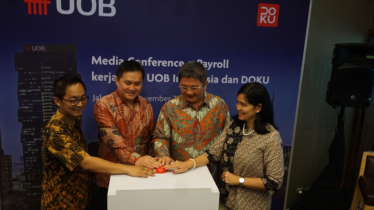 (kiri-kanan) Richmond Aldien – Senior Vice President of Consumer Product DOKU, Denny Setiawan Hanubrata – Head of Business Banking UOB Indonesia, Thong Sennelius – Chief Executive Officer DOKU - Maya Rizano – Head of Corporate Communications UOB Indonesia / Doku