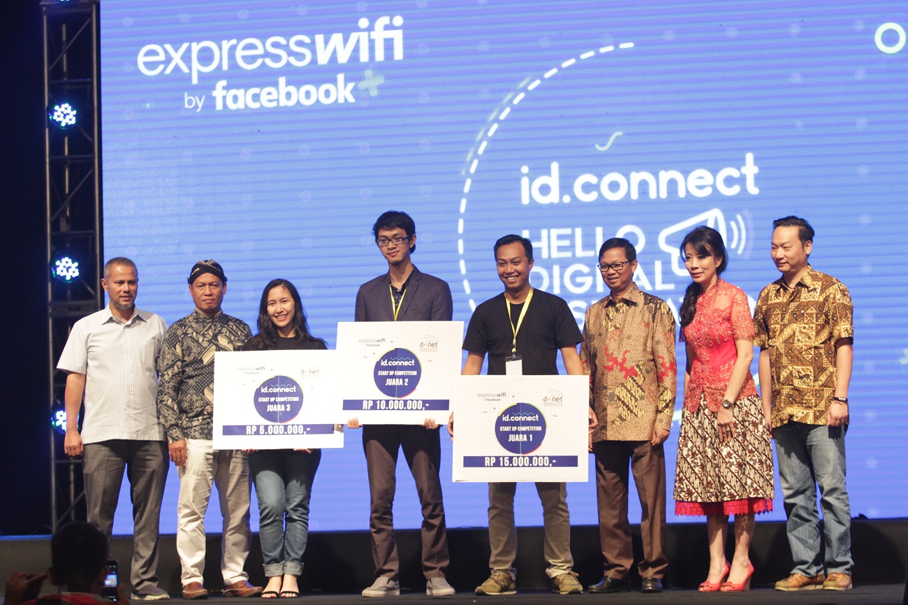 Pemberian hadiah untuk para pemenang di ajang ID.Connect Surabaya / ID.Connect