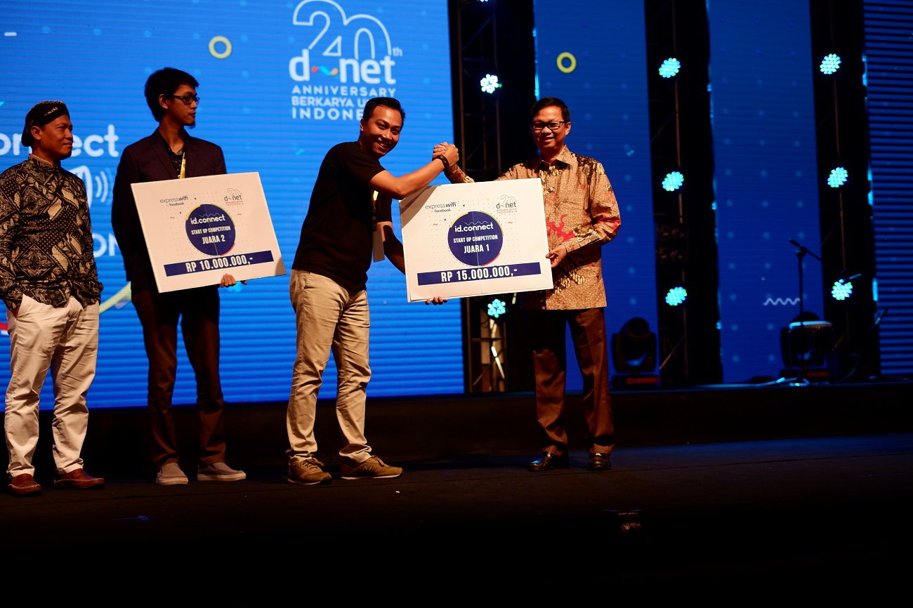 CEO Matakota Henry Karya Nugraha saat menerima penghargaan sebagai pemenang ID.Connect Surabaya / Matakota
