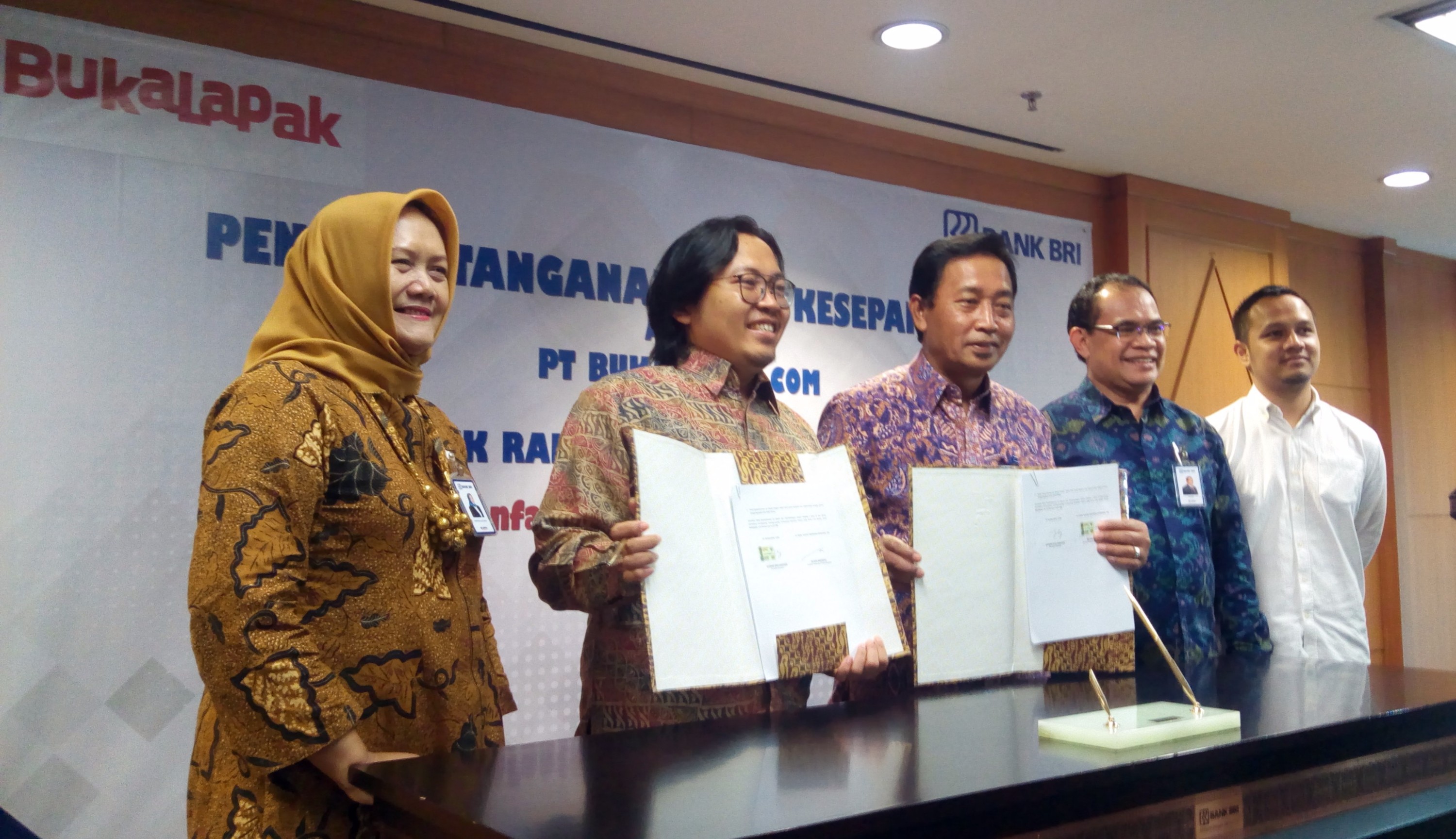CEO Bukalapak Achmad Zaky dan Direktur Kelembagaan BRI Sis Apik Wijayanto / DailySocial