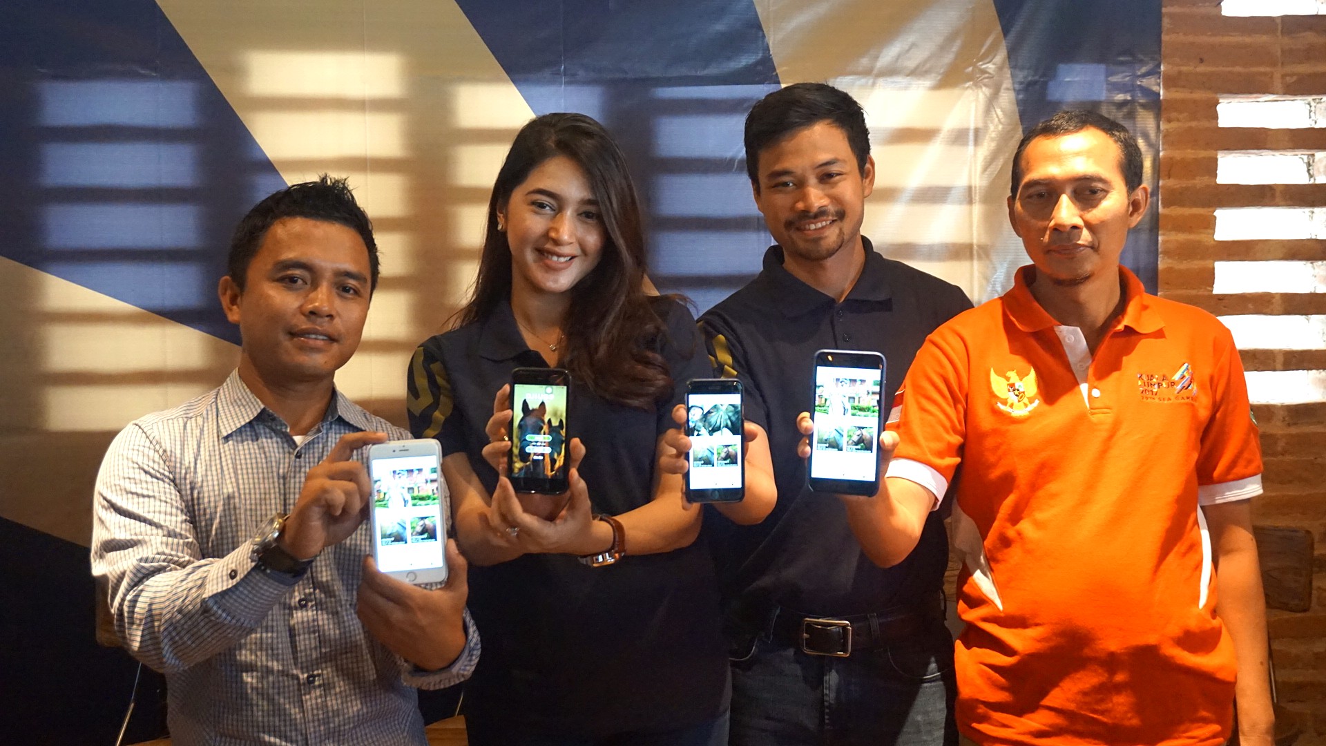 (tengah) Nabila Syakieb dan Reshwara Radinal dalam peluncuran startup Djiugo / DailySocial