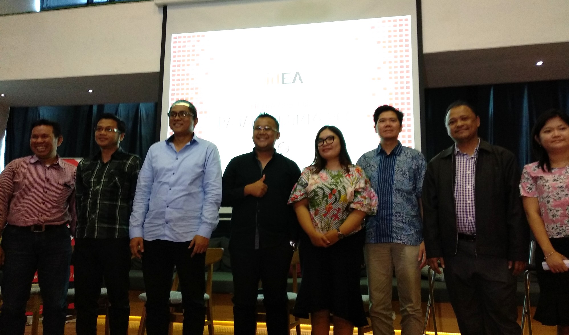 idEA members and comitees taking photos together after pers conference