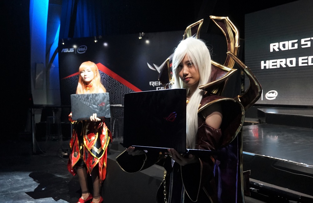 Dua gadis cosplayer sedang memamerkan ROG GL503 Scar dan Hero Edition.