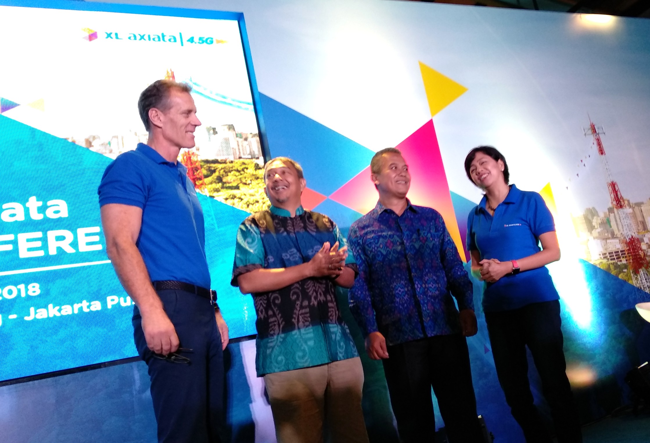 Direktur Komersial XL Axiata Allan Bonke, Direktur Teknologi XL Axiata Yessie D. Yosetya turut dihadiri pengamat operator telekomunikasi / DailySocial