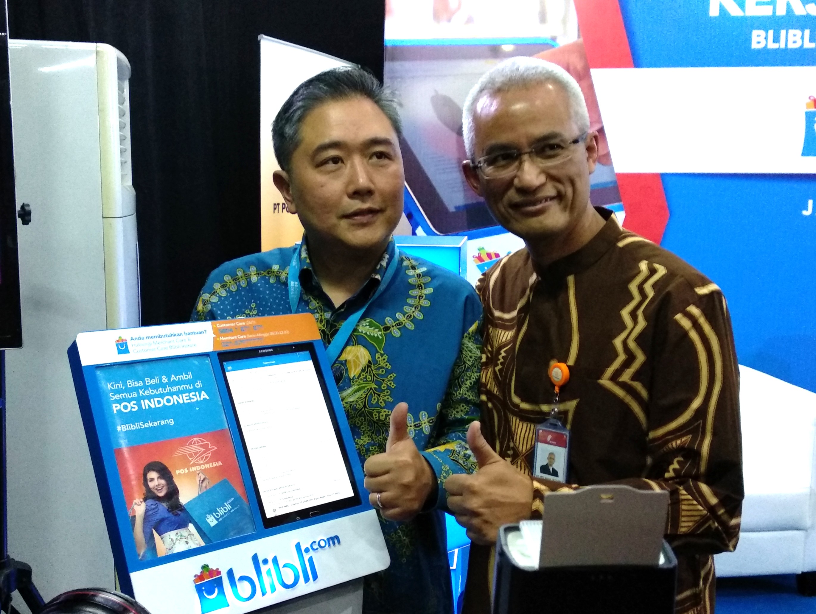 Blibli's CEO Kusumo Martanto with Pos Indonesia's President Director W Setijono in front of Blibli InStore kiosk