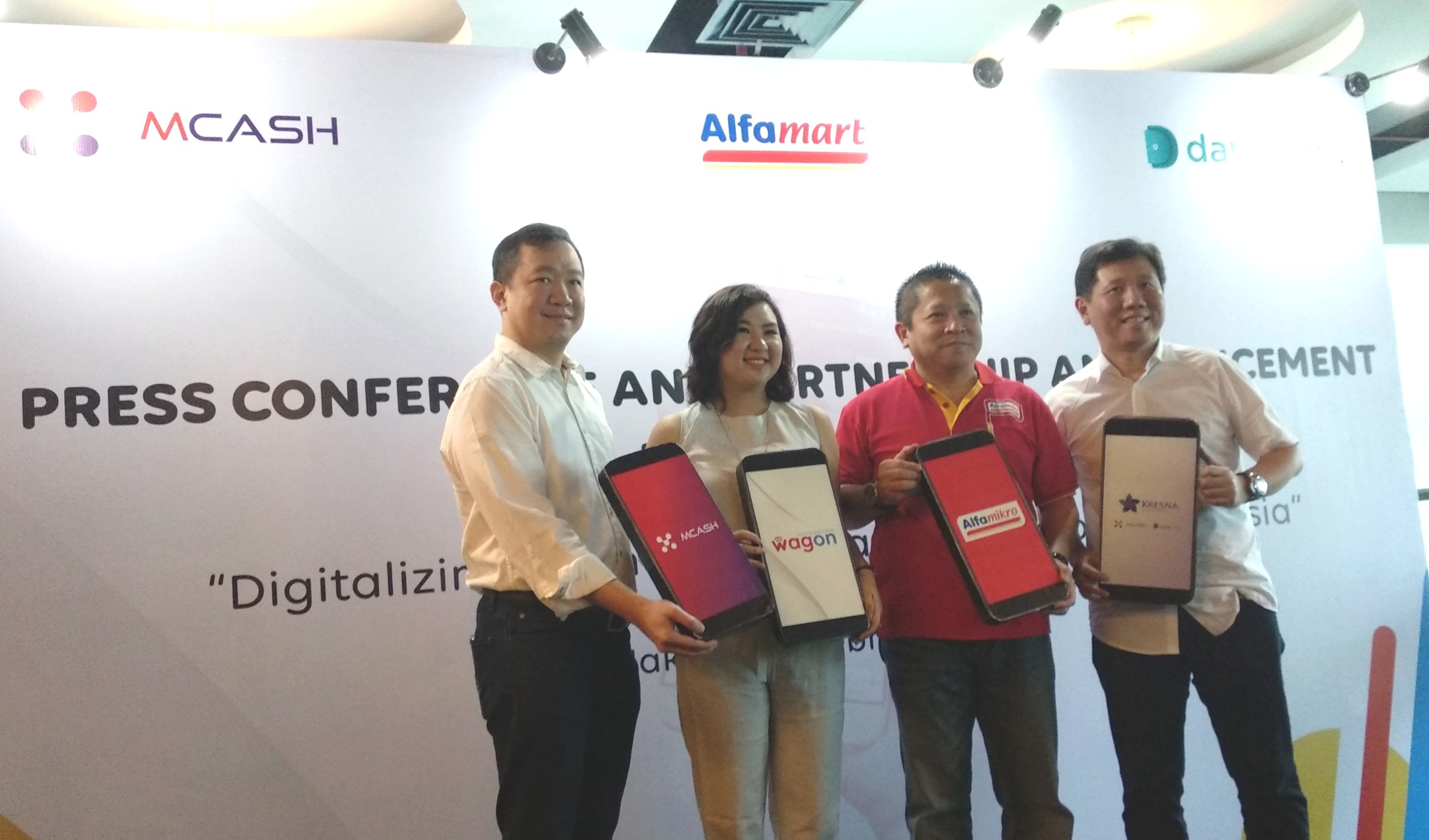 Peresmian kerja sama antara Alfamart dengan DAM Corp dan M Cash / DailySocial