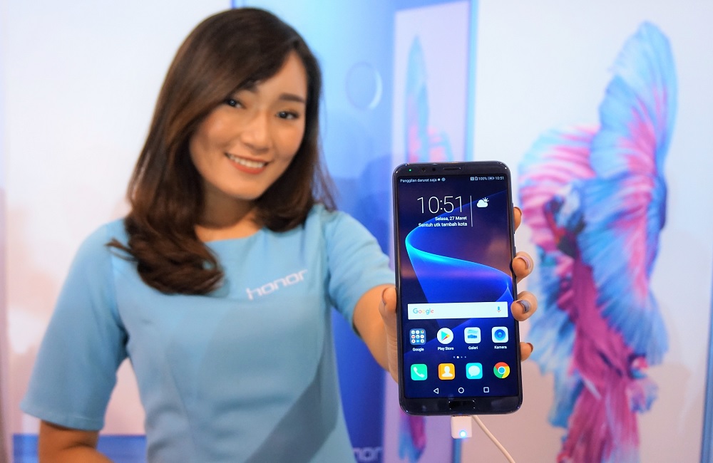 Seorang model sedang memamerkan Honor View 10.