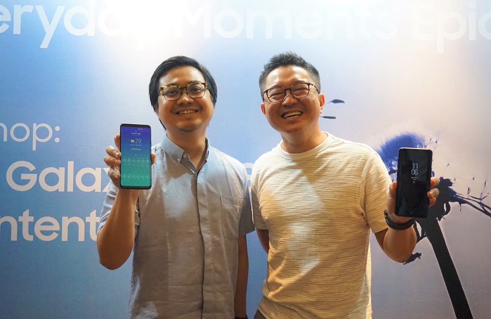 Product Marketing Manager Samsung Mobile Irfan Rinaldi (kiri) dan founder Axioo David Soong (kanan).