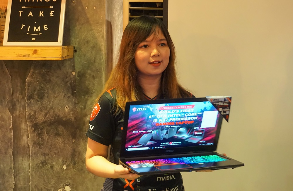 Brand ambassador MSI, Monica 'Nixia' Caronlina sedang membawa MSI GE63 Raider RGB.
