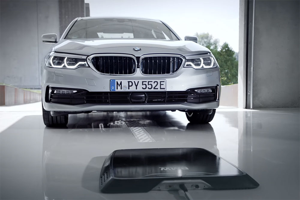 Untuk memulai charging, posisi mobil harus dipaskan dengan modul charger di lantai / BMW