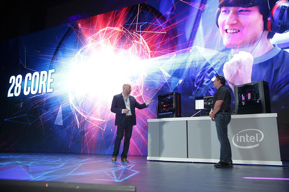 SVP Intel, Gregory Bryant, saat mengumumkan prosesor 28-core buatan Intel di Computex 2018 / Intel