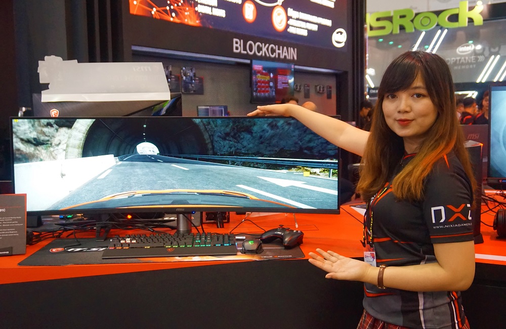 Brand ambassador MSI, Monica 'Nixia' Carolina berdiri di sebelah monitor gaming Optix MAG491C.