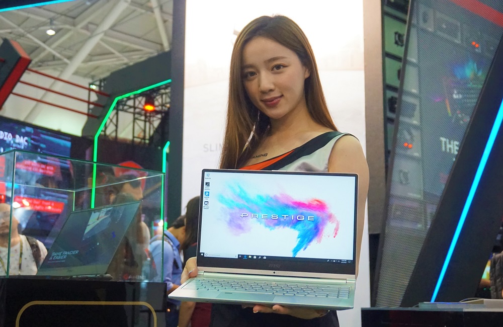 Seorang model memamerkan MSI Prestige PS42.