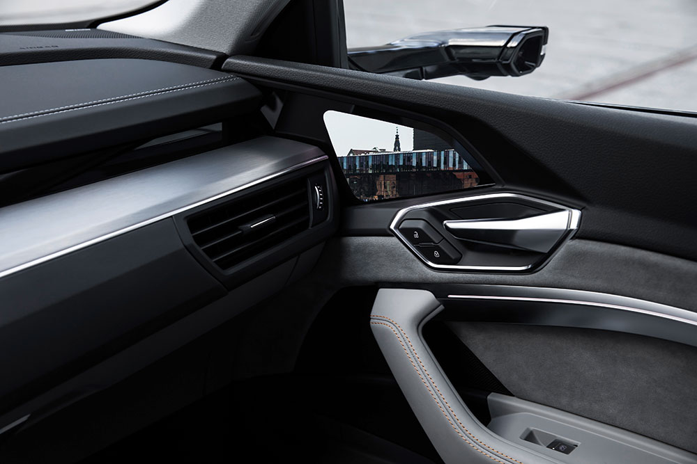 Kaca spion telah digantikan oleh kombinasi kamera dan layar sentuh pada Audi e-tron Quattro / Audi