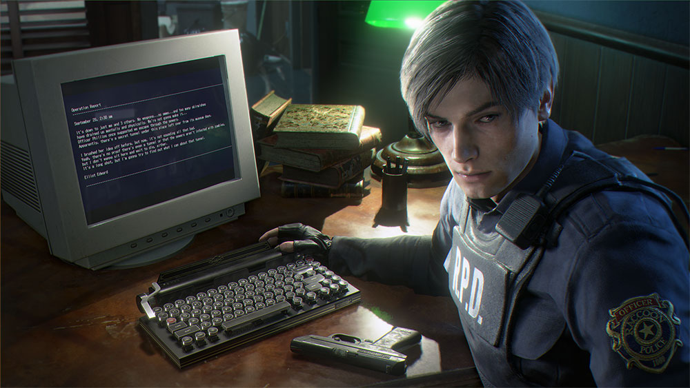 Protagonis RE 2, Leon, berpose bersama keyboard Bluetooth edisi kolektor ini / Capcom for SEO