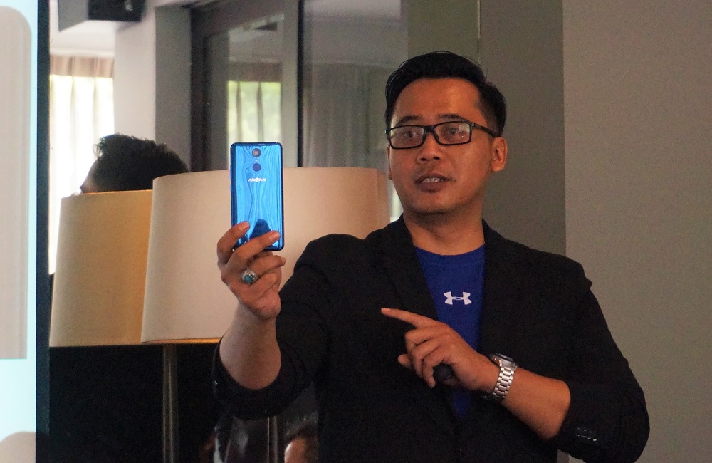 Product & specialist Advan Edy Supartono sedang memamerkan i6. for SEO