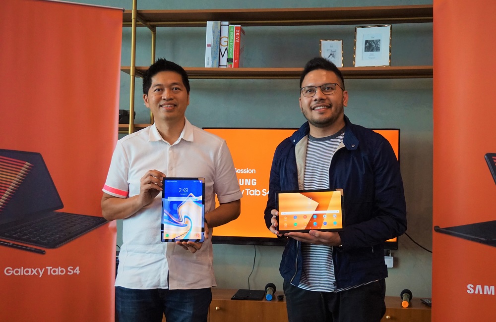 Tim Samsung Indonesia memamerkan Galaxy Tab S4. for SEO
