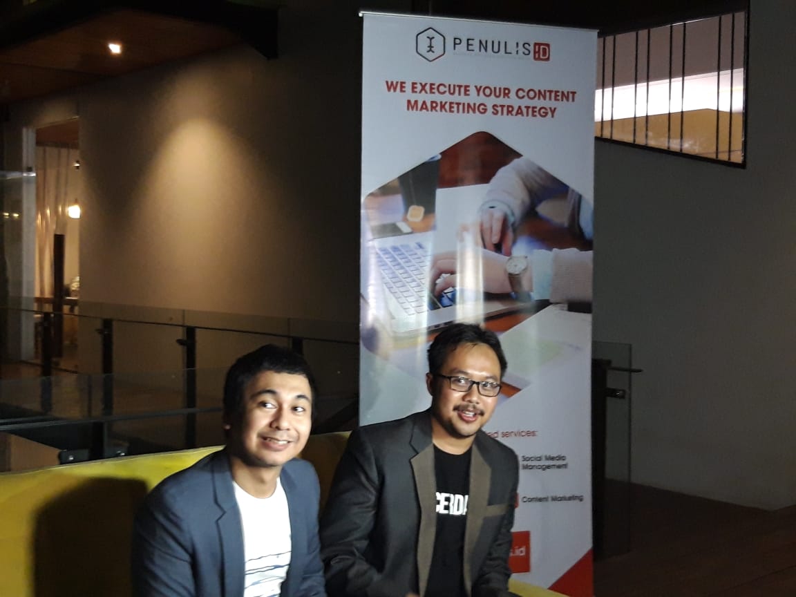 Raditya Dika dan CEO Penulis.ID Adhika Dwi Pramudita / Penulis.ID