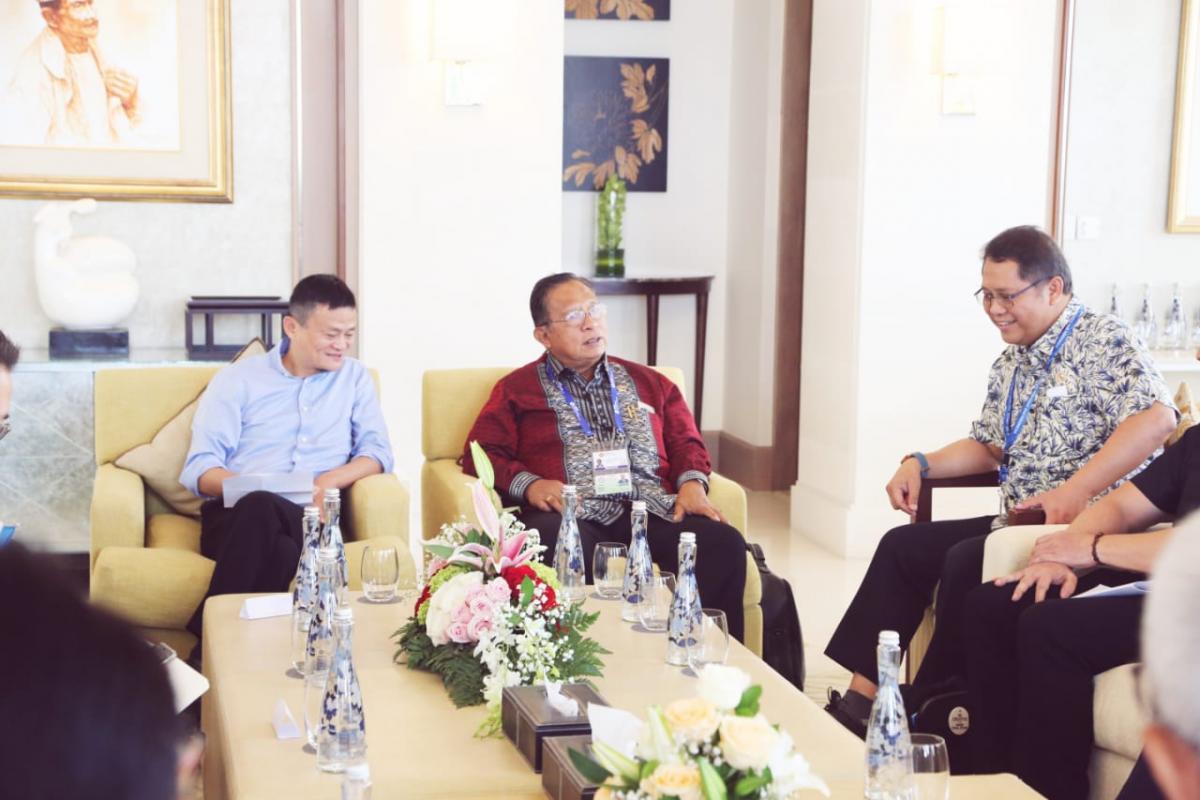 Pertemuan antara Jack Ma dan Menkominfo Rudiantara di sela-sela pagelaran IMF-WB Annual Meeting / Kemenkominfo