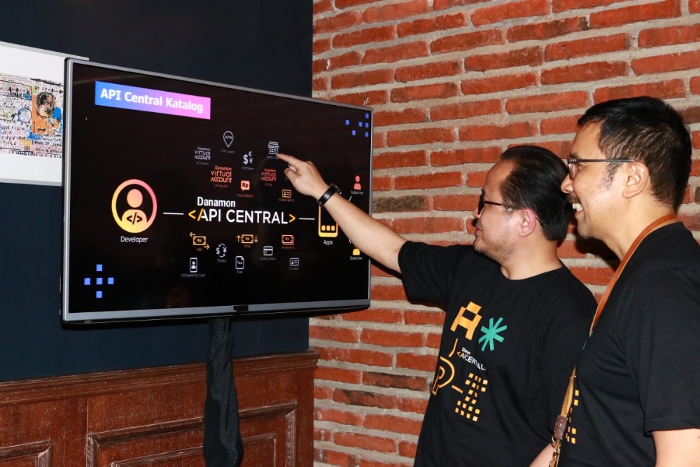 VP dan IT Group Head Bank Danamon Ronaldi Laksana dan SEVP dan Digital Banking Head Bank Danamon Djamin Nainggolan saat acara ramah tamah peluncuran API Central