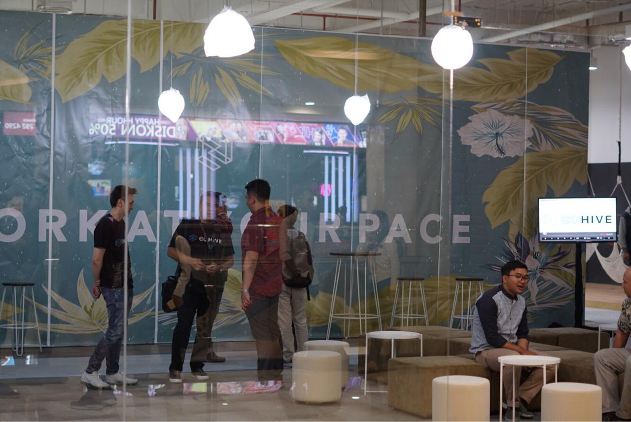 Area depan ruang kerja CoHive di Yogyakarta / CoHive